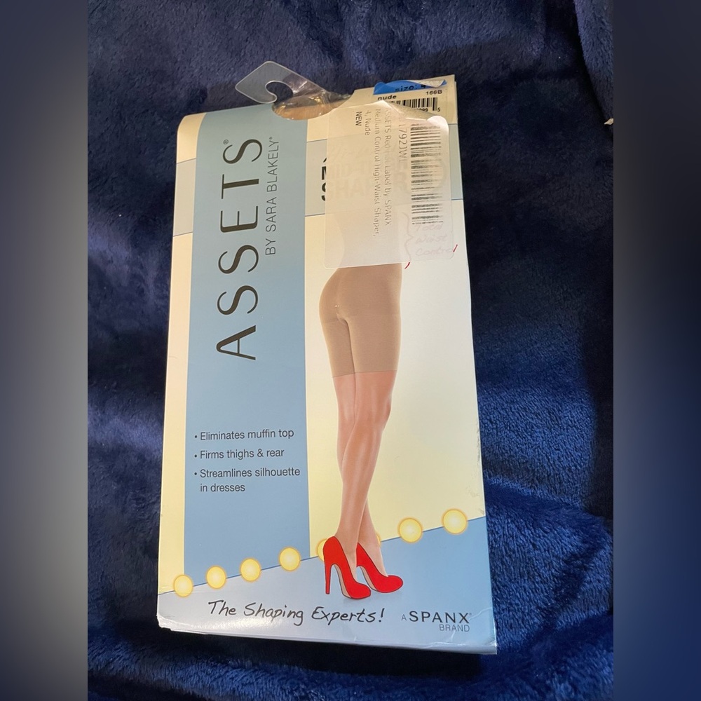 Spanx ASSETS by Sara Blakely mid thigh shaper nude size 4
 180-230 lbsSpanx
